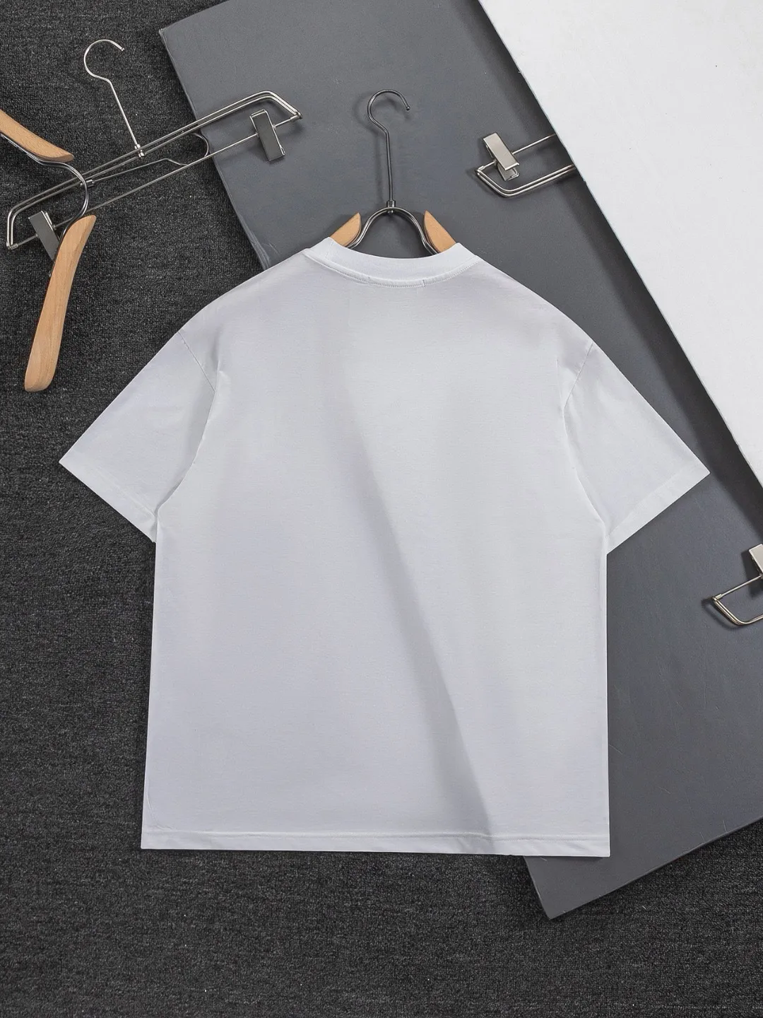 BRUNELLO CUCINELLI Brunello Cucinelli counter Same Style round neck short-sleeved T-shirt customized cotton fabric! Designed with brand logo leather tag! Strong three-dimensional effect! The overall highly breathable and soft texture is more prominent, and the full cotton texture induces extreme comfort. A must-have item for Premium people, complete with original accessories and accessories! Same Style for men and women! Color: Black White Size: S-xx L